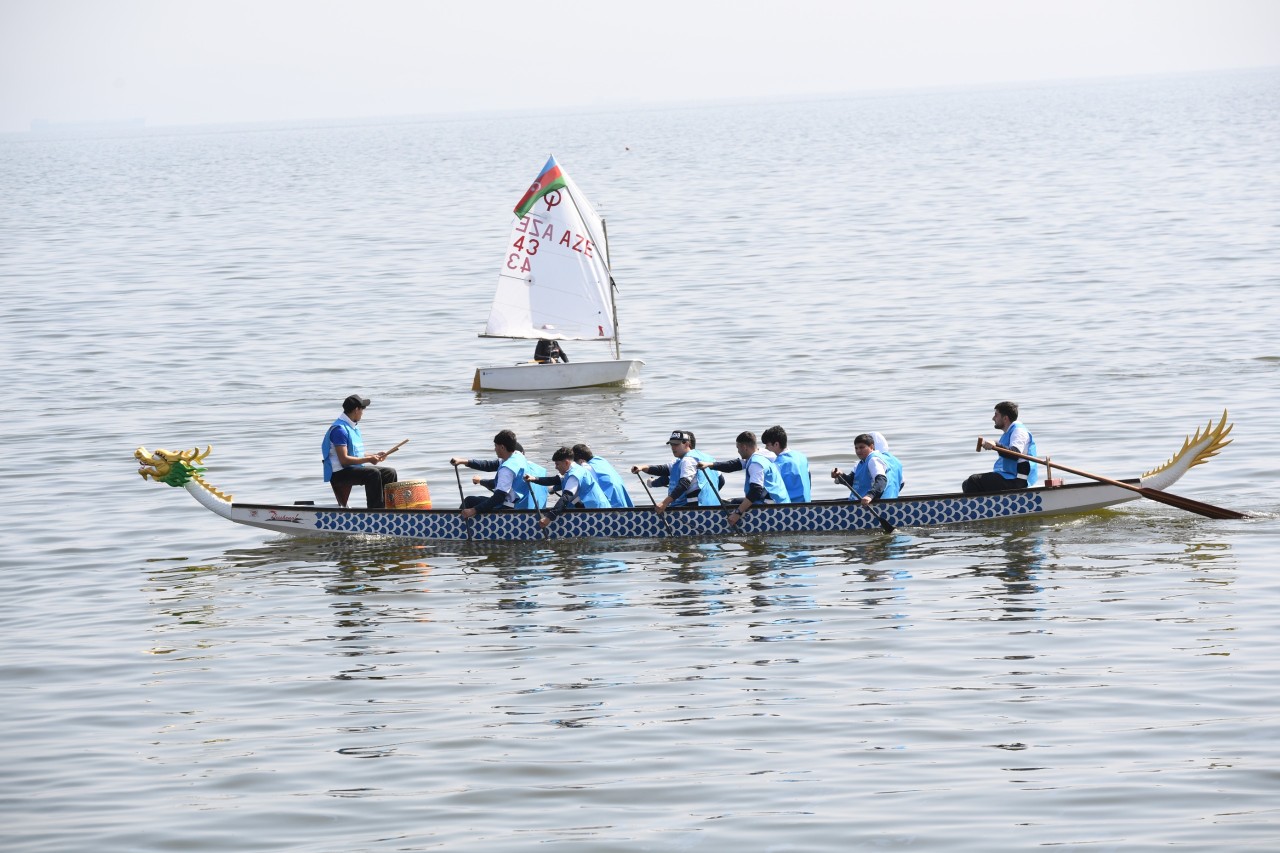Paytaxtda Xəzərin suları avarçəkmə və yelkənli qayıqlarla bəzəndi - FOTOLAR